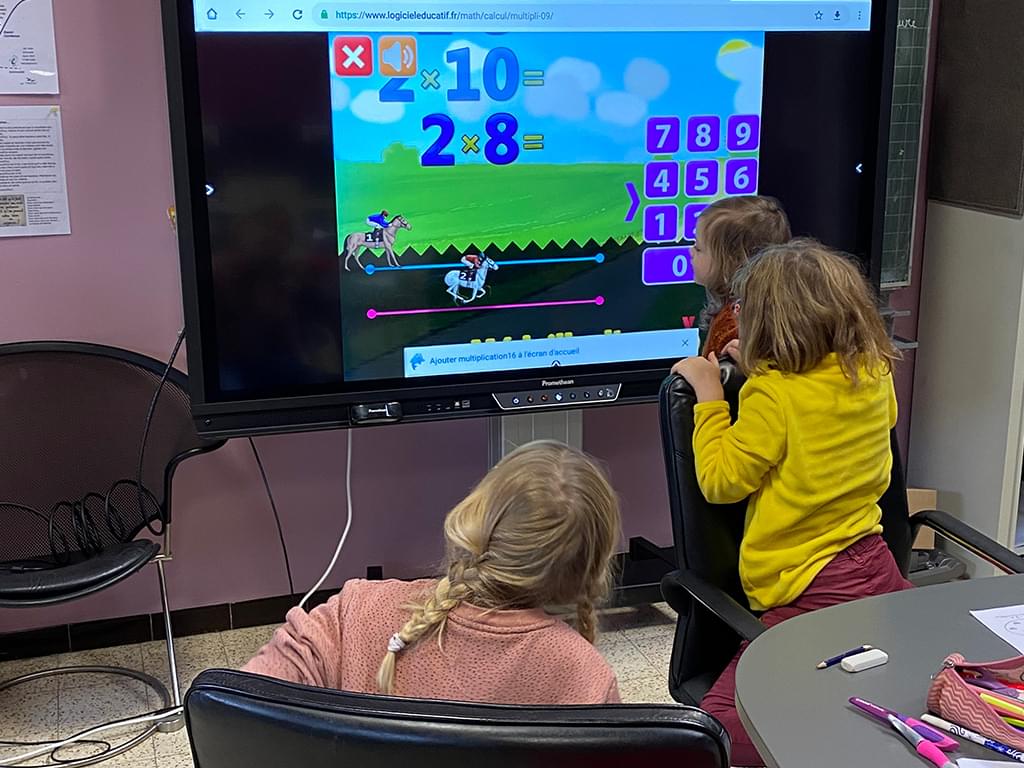 Image d'un cours informatique avec des mathématiques ludiques